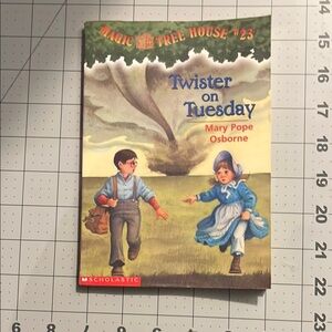 Scholastic Magic Tree House: Twister on Tuesday